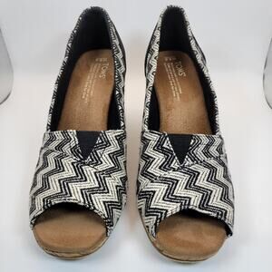 TOMS Stella Classic Wedge Heels Women 8.5 Black White Chevron Zigzag Peep Toe